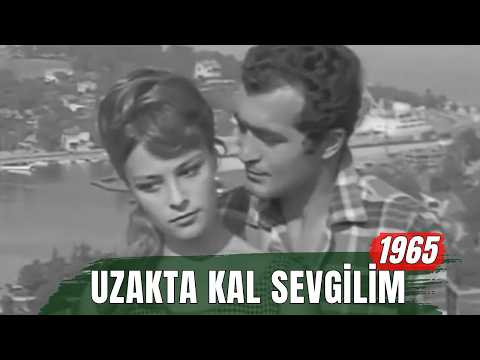 Uzakta Kal Sevgilim | Hülya Koçyiğit – Fikret Hakan Siyah Beyaz Eski Türk Filmi